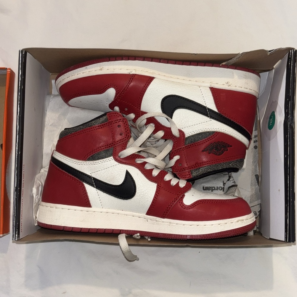 Air Jordan 1 Retro High OG Chicago Women’s 8 / Big Kids 6.5